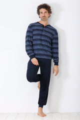 Langärmeliges, dunkelblau gestreiftes Herren-Henley-Shirt und passende dunkelblaue Jogginghose.