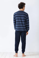 Langärmeliges gestreiftes Pyjama-Oberteil und einfarbige dunkelblaue Pyjama-Hose für Herren.