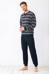 Gestreiftes langärmeliges Pyjama-Oberteil und einfarbige dunkelblaue Pyjama-Hose für Männer.