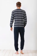 Gestreiftes Langarmshirt und einfarbige marineblaue Jogginghose für Herren.