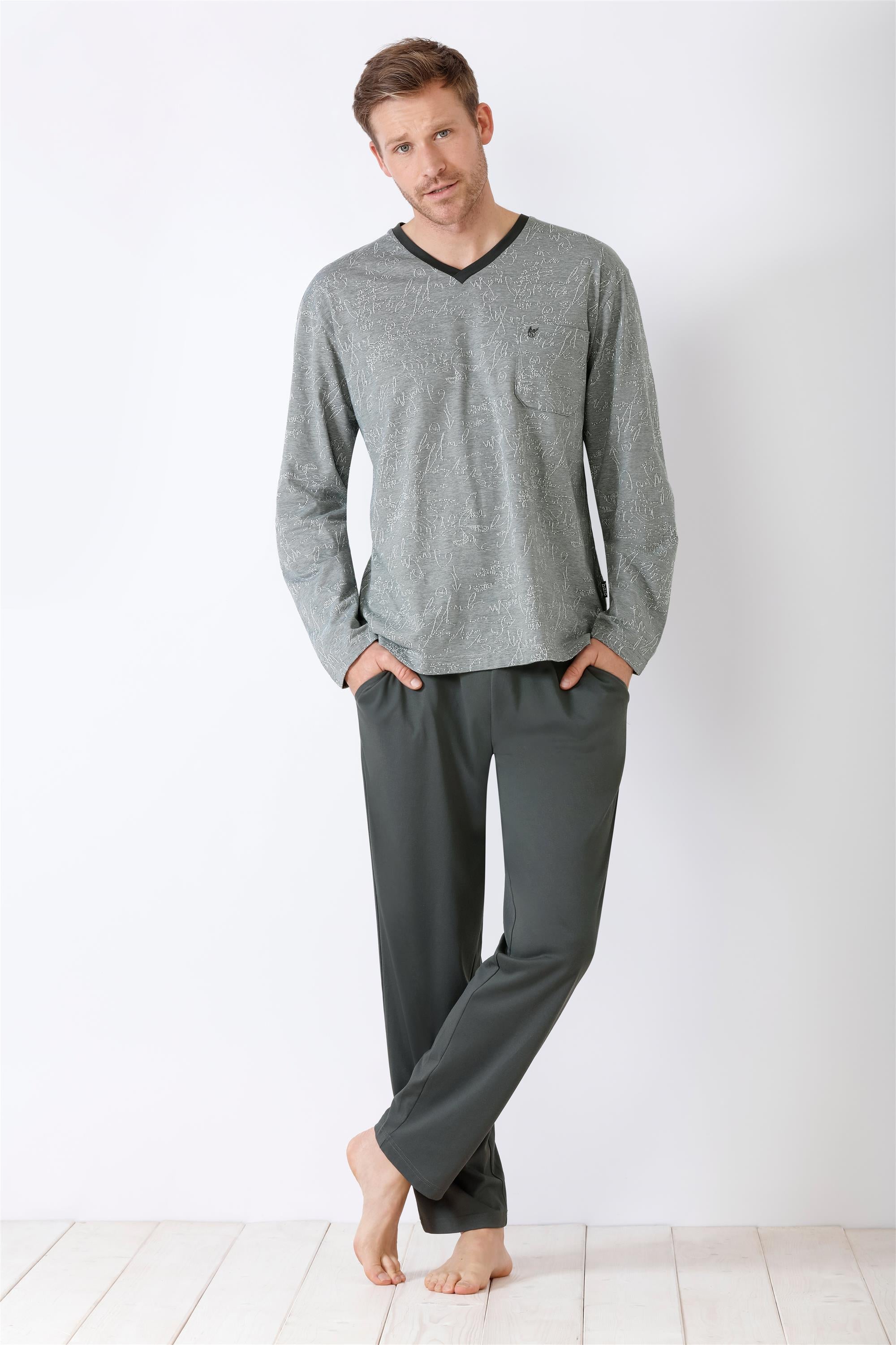 Graues, langärmeliges Herren-Pyjama-Set mit V-Ausschnitt-Shirt und dunkelgrauer Hose.