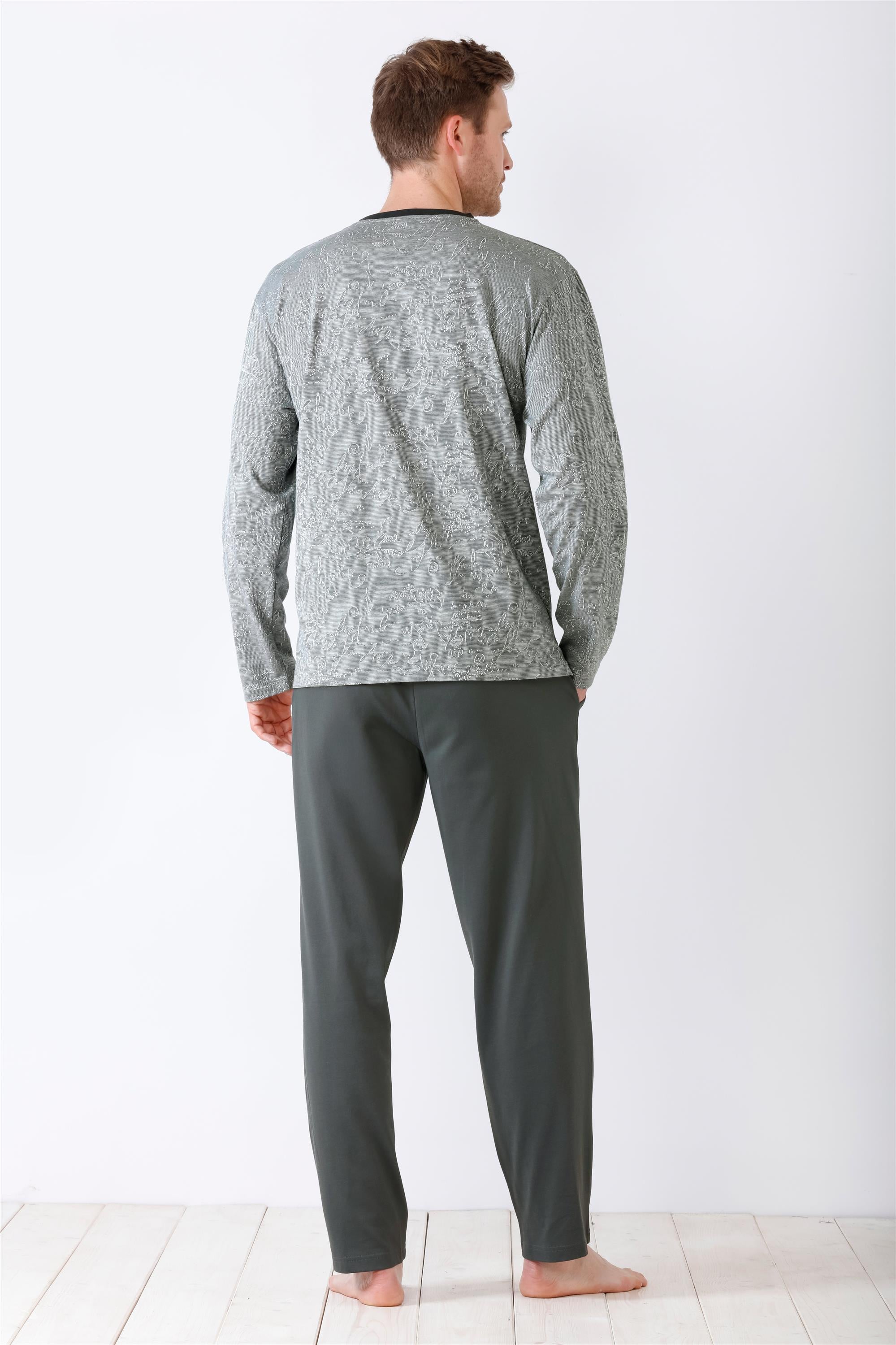 Graues langärmeliges Oberteil und dunkelgraue Lounge-Hose für Männer.