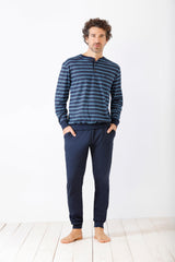 Langärmeliges, gestreiftes Henley-Shirt und marineblaue Jogginghose für Herren.