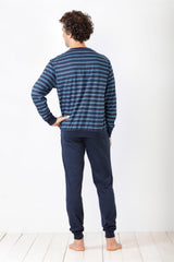 Blau und marineblau gestreiftes langärmeliges Schlafanzugset für Herren mit einer einfarbigen marineblauen Lounge-Hose.