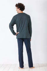 Gemustertes langärmeliges Herren-Pyjama-Oberteil mit einfarbiger dunkelblauer Pyjama-Hose.