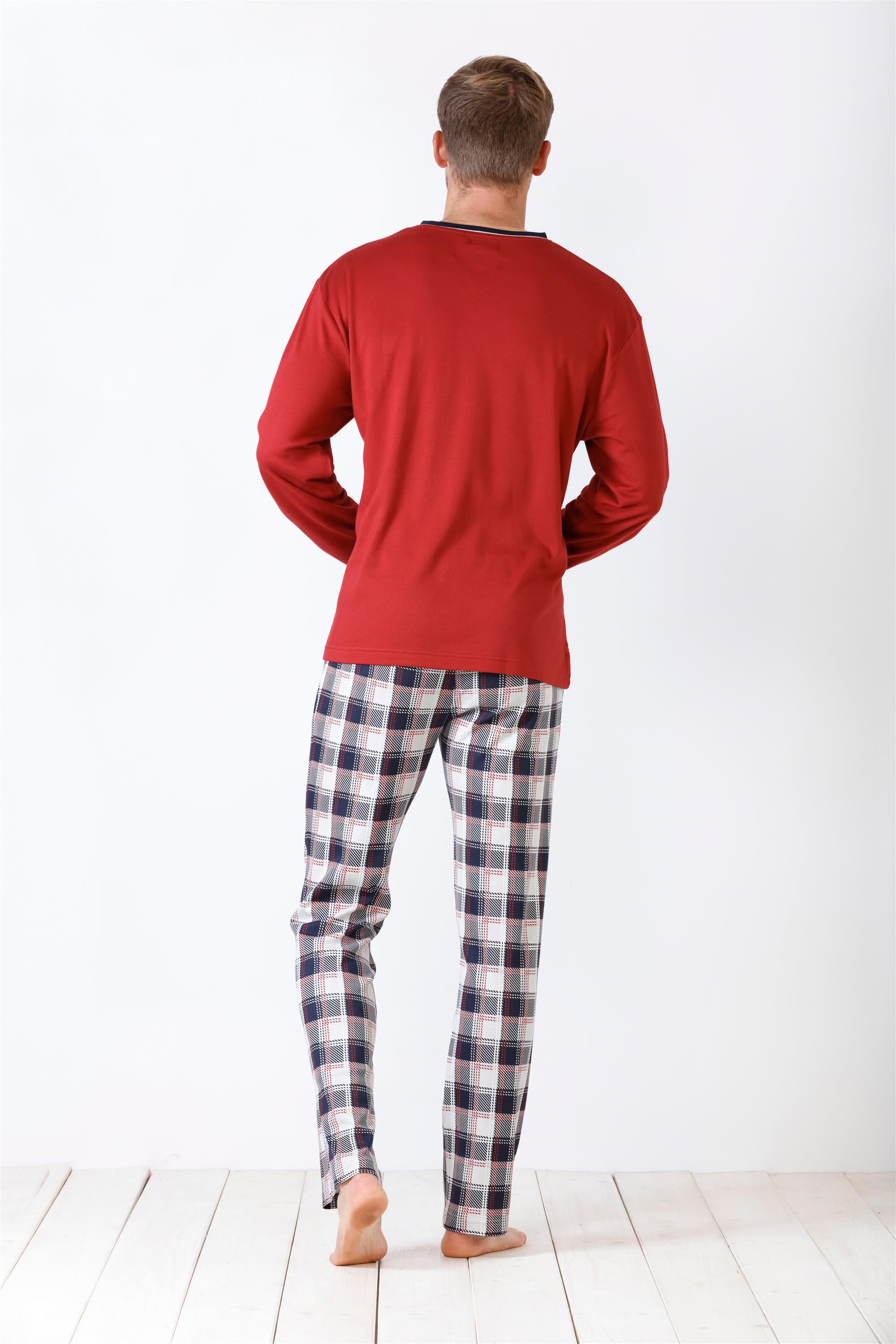 Rotes langärmeliges Pyjama-Oberteil und schwarz-weiß karierte Pyjama-Hose für Männer.