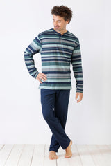 Gestreiftes langärmeliges Pyjama-Oberteil und einfarbig blaue Pyjama-Hose für Männer.
