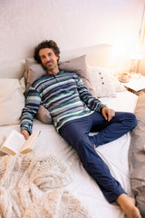 Gestreiftes Pyjama-Set für Männer mit langen Ärmeln.