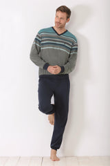 Gestreifter Pullover mit V-Ausschnitt und marineblaue Jogginghose für Männer.