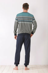 Langärmeliges gestreiftes Pyjama-Oberteil und einfarbige dunkelblaue Pyjama-Hose für Männer.