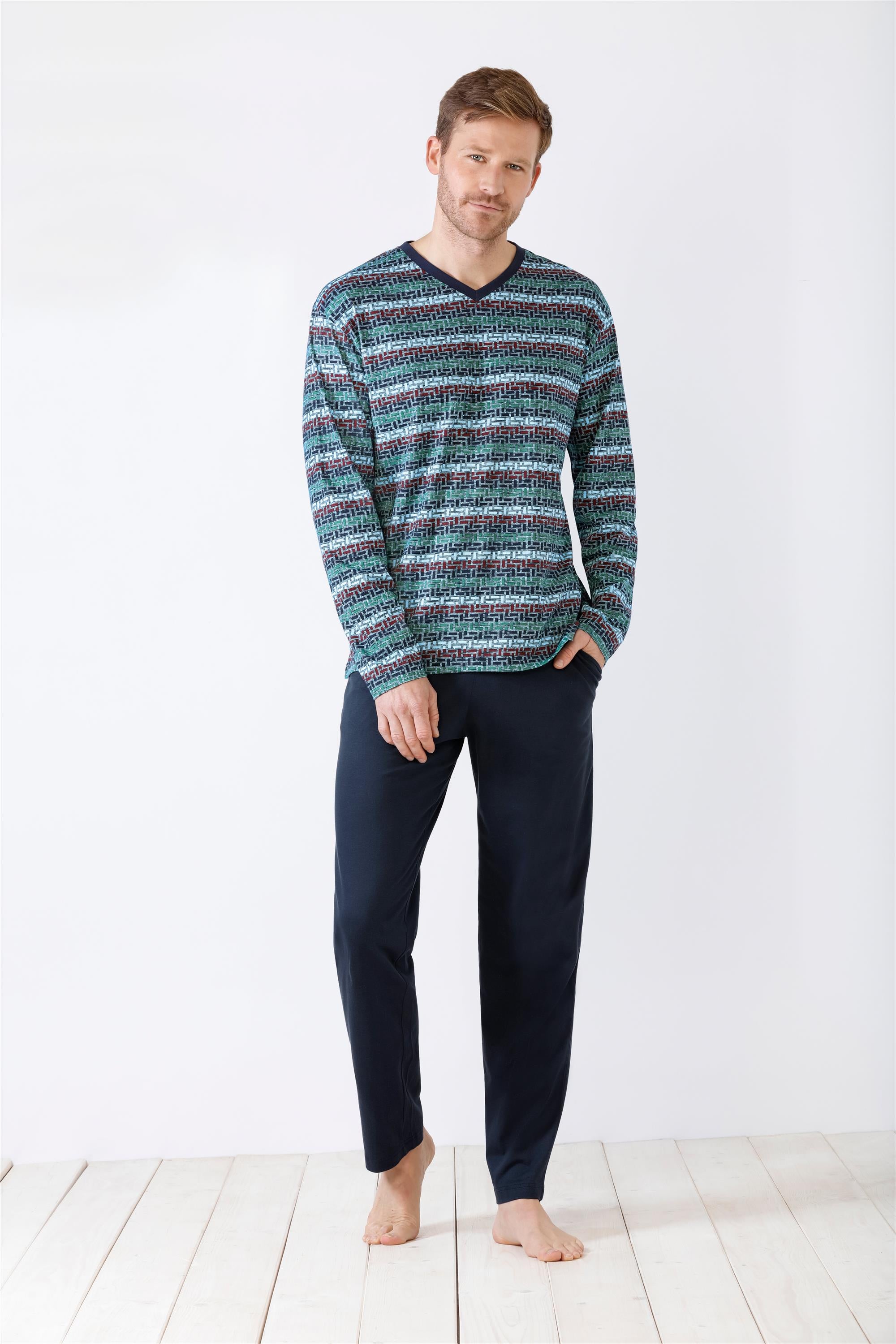 Langärmeliges gemustertes Pyjama-Set für Männer mit Oberteil mit V-Ausschnitt und einfarbiger dunkelblauer Hose.