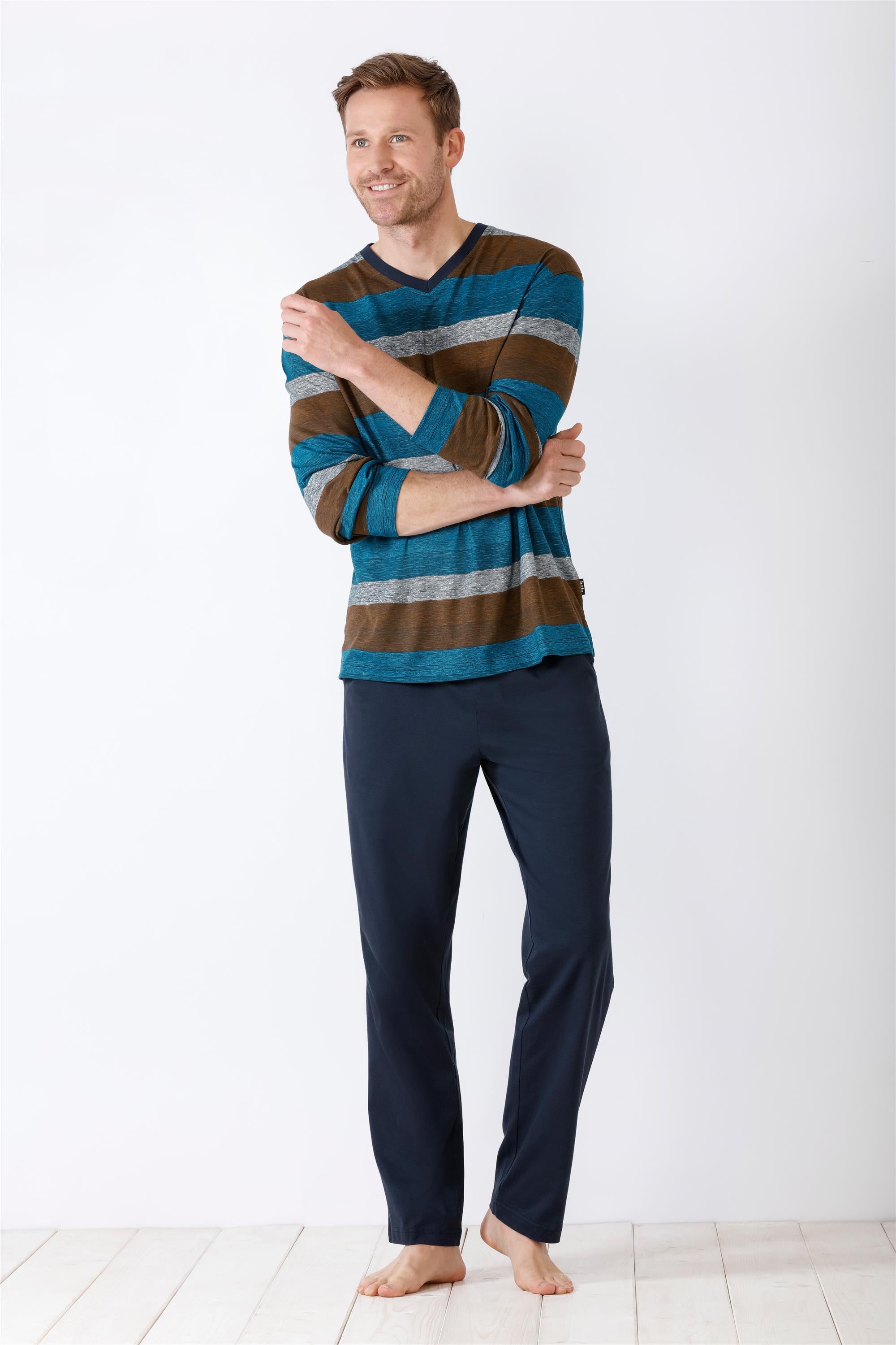 Langärmeliges gestreiftes Hemd mit V-Ausschnitt und dunkelblaue Jogginghose für Männer.