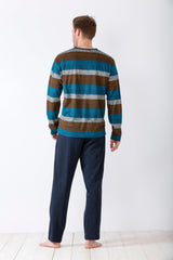 Langärmeliges gestreiftes Pyjama-Oberteil und einfarbige dunkelblaue Pyjama-Hose für Männer.
