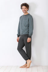 Gemustertes Langarm-Sweatshirt für Männer und einfarbige dunkelgraue Jogginghose.