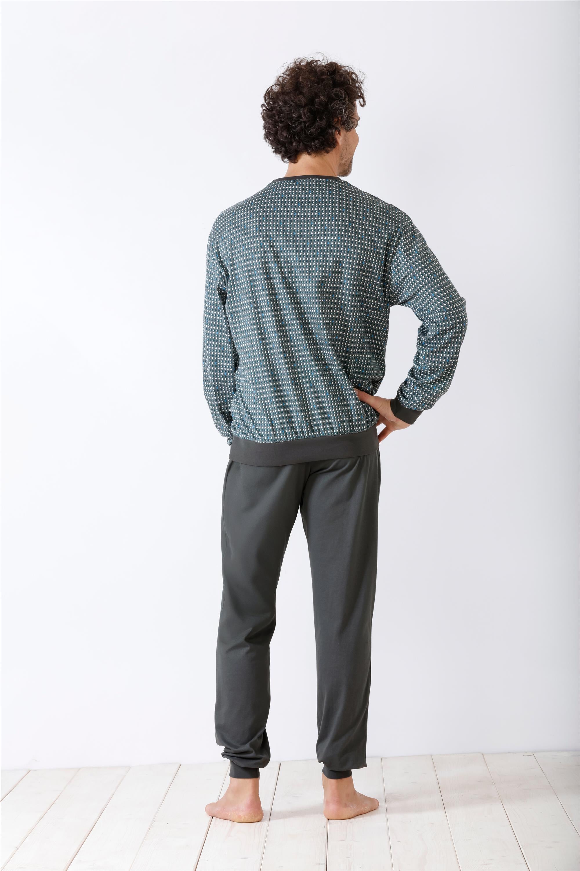 Gemustertes langärmeliges Pyjama-Set für Männer mit dunkler Hose.