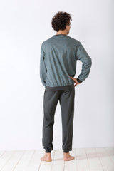 Gemustertes langärmeliges Pyjama-Set für Männer mit dunkler Hose.