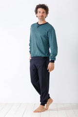 Grün-schwarz gestreiftes Schlafanzugset für Herren mit langen Ärmeln.
