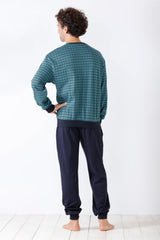 Langärmeliges, kariertes Pyjama-Oberteil und marineblaue Jogginghose für Männer.