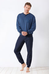 Blau kariertes, langärmeliges Herren-Henley-Shirt mit passender marineblauer Jogginghose.