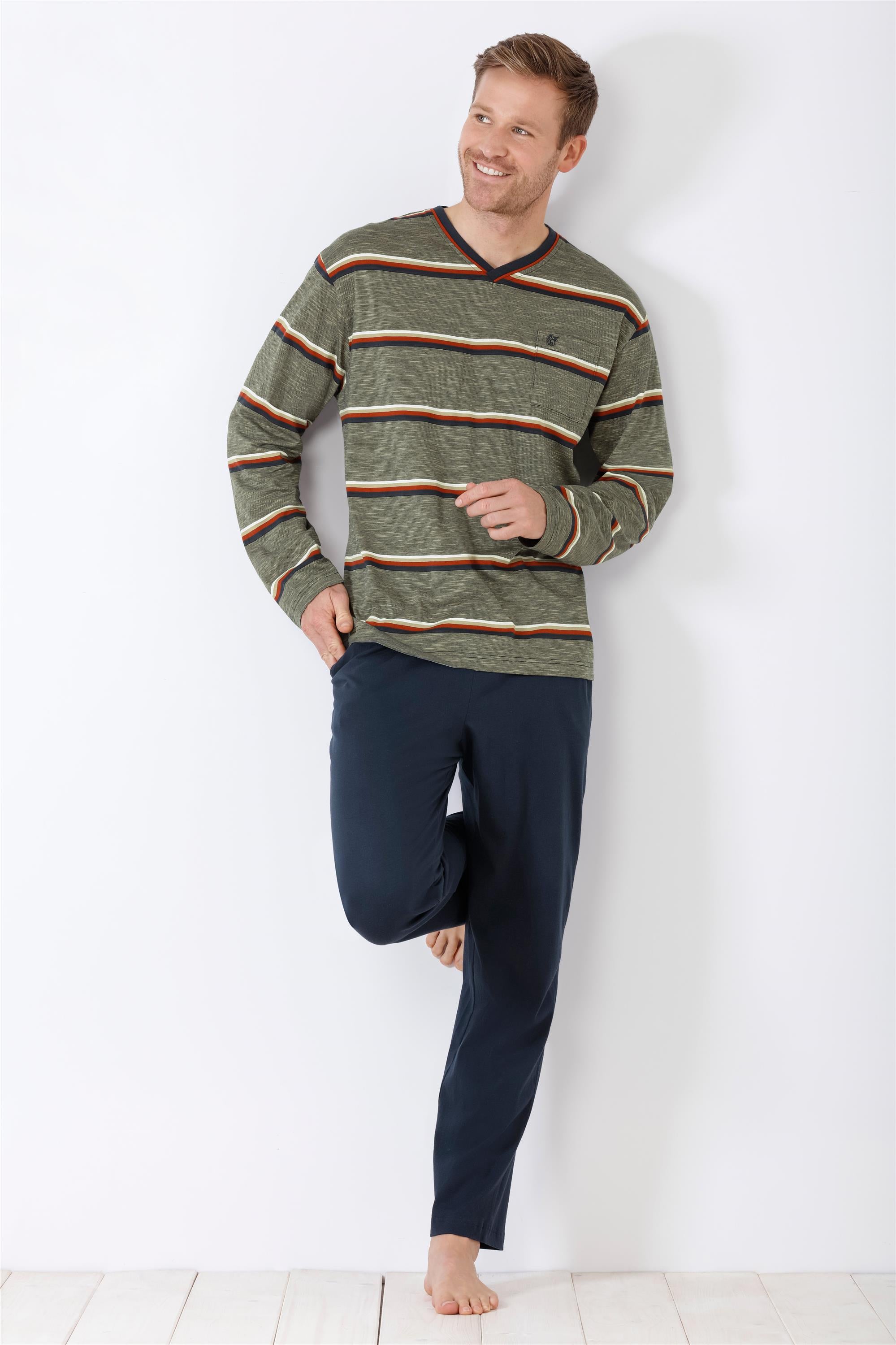 Langärmeliges, olivgrün gestreiftes Pyjamaoberteil mit V-Ausschnitt und marineblaue Pyjamahose für Herren.