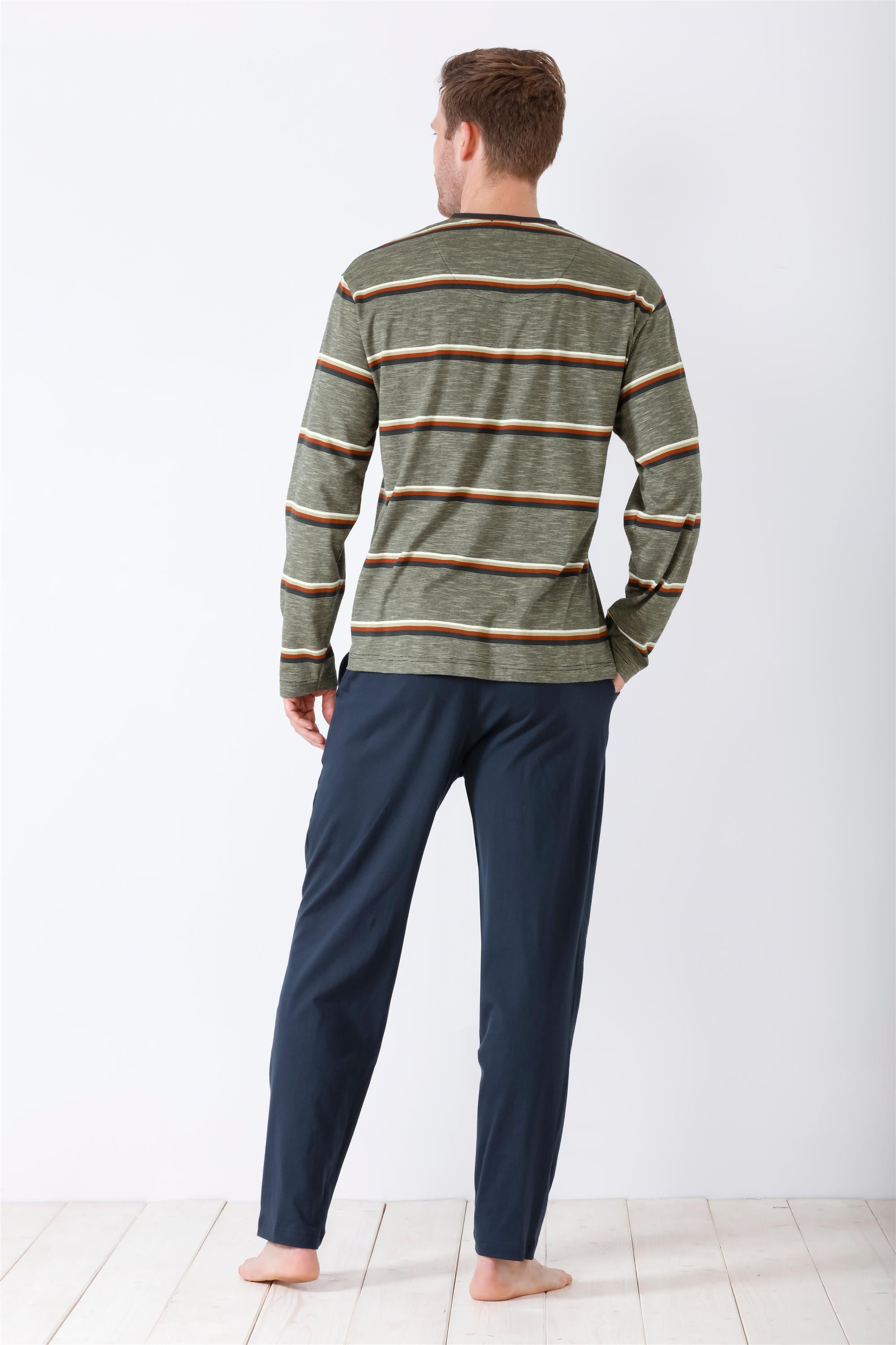 Langärmeliges gestreiftes Pyjama-Oberteil und einfarbig blaue Pyjama-Hose für Männer.