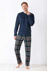 Langärmeliges Hemd und karierte Pyjamahose für Männer in Marineblau.
