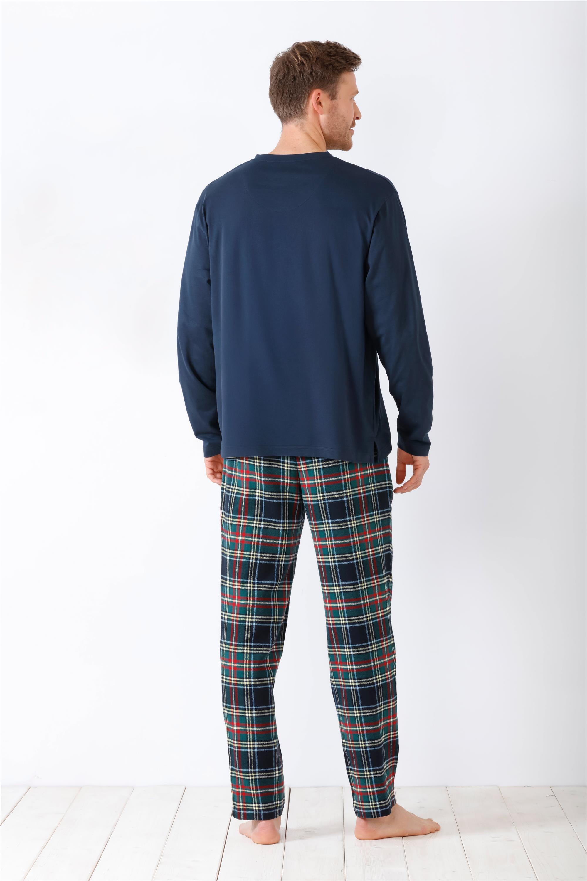Marinefarbenes langärmeliges Herrenhemd und grün karierte Pyjamahose.