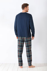 Marinefarbenes langärmeliges Herrenhemd und grün karierte Pyjamahose.