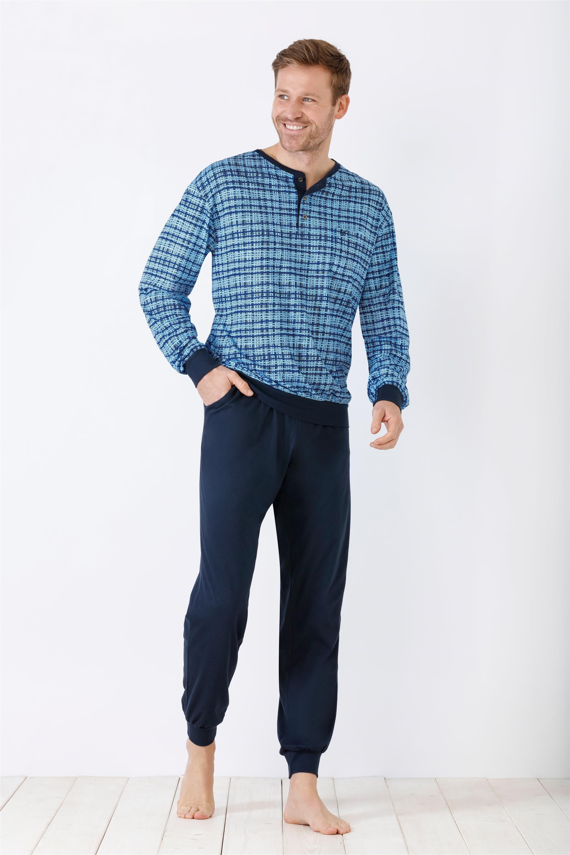 Blau kariertes langärmeliges Schlafanzugoberteil und einfarbige marineblaue Schlafanzughose für Herren.