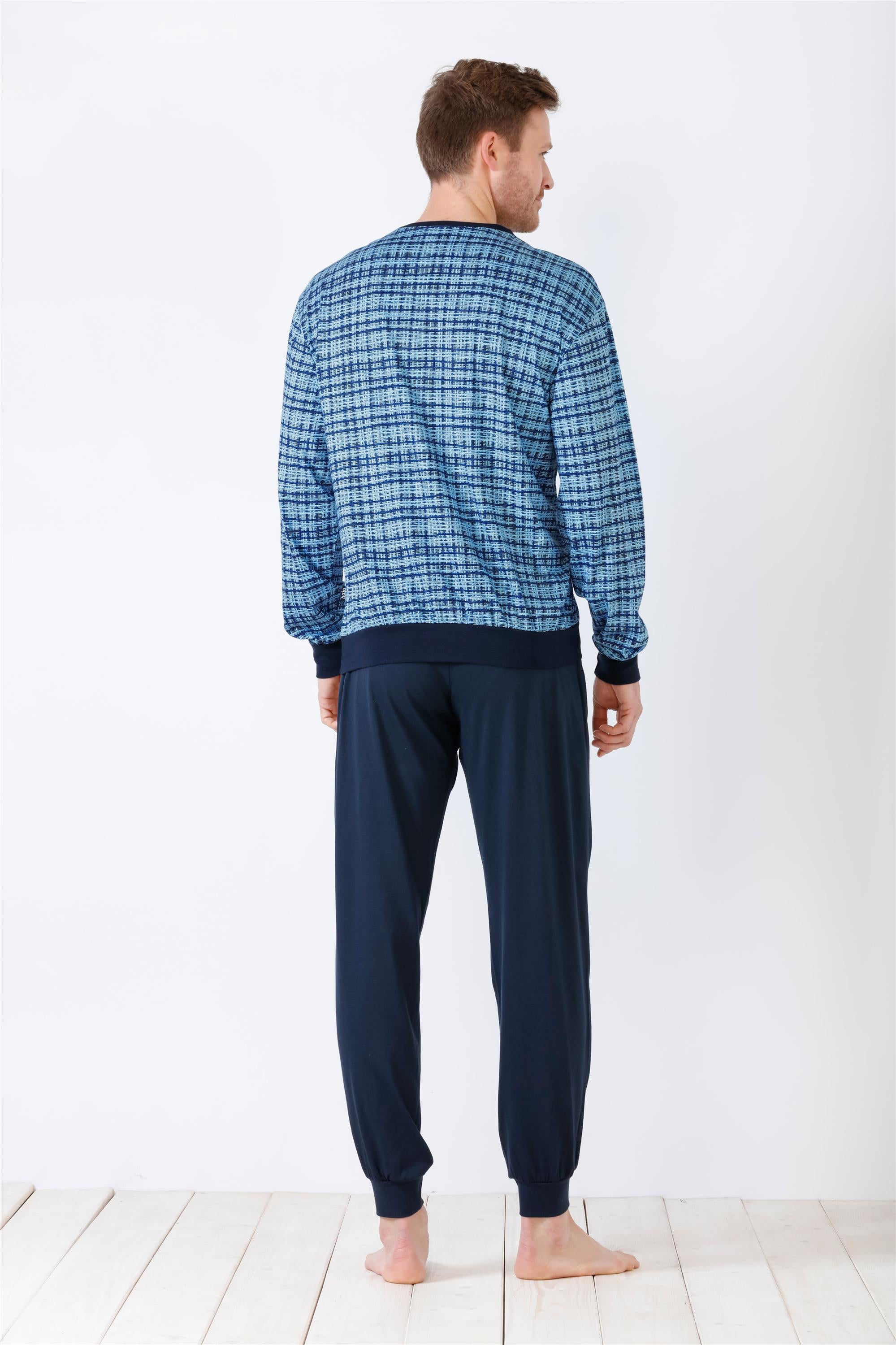 Blau kariertes, langärmeliges Pyjama-Set für Männer mit einfarbigen marineblauen Bündchen und passender einfarbiger marineblauer Hose im Jogger-Stil.