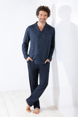 Dunkelblau gemustertes Pyjama-Set für Männer.