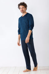 Dunkelblaues Langarmhemd mit V-Ausschnitt und passende lange Hose für Männer.