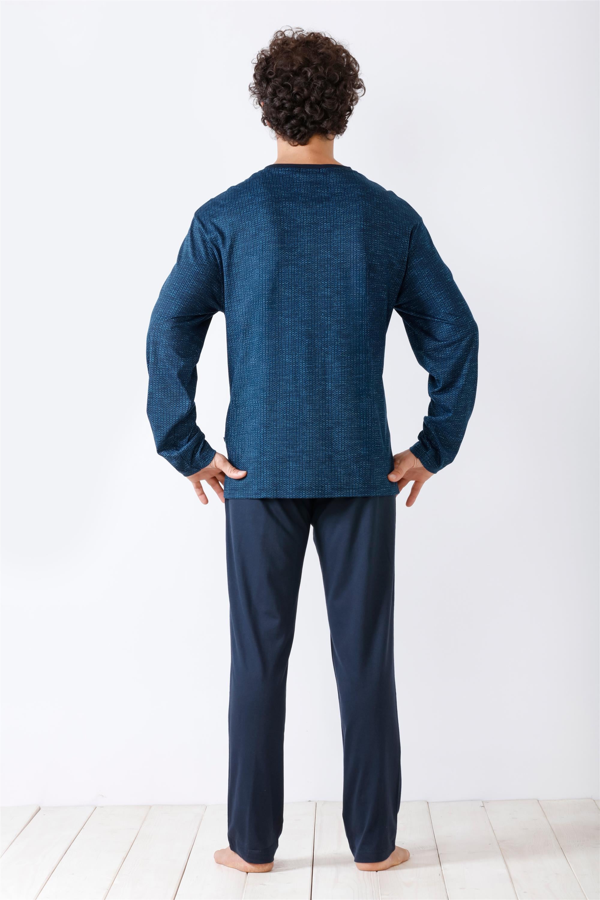 Blauer Schlafanzug mit langen Ärmeln und passender Hose für Männer.