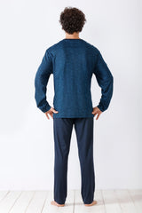Blauer Schlafanzug mit langen Ärmeln und passender Hose für Männer.