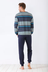 Langärmeliges gestreiftes Pyjama-Oberteil und einfarbige dunkelblaue Pyjama-Hose für Männer.