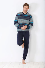 Gestreiftes langärmeliges Oberteil mit V-Ausschnitt und marineblaue Jogginghose für Männer.