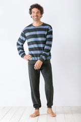Dunkelgrüner, langärmeliger Schlafanzug für Männer mit hellblauen und blaugrünen Querstreifen.