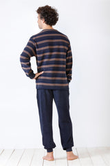 Marineblau und braun gestreiftes langärmeliges Schlafanzugoberteil für Männer mit einer einfarbigen marineblauen Schlafanzughose.