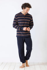 Gestreiftes langärmeliges Henley-Hemd für Herren und einfarbige marinefarbene Lounge-Hose.