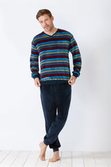 Gestreiftes langärmeliges Schlafanzugoberteil und marineblaue Jogginghose für Männer.