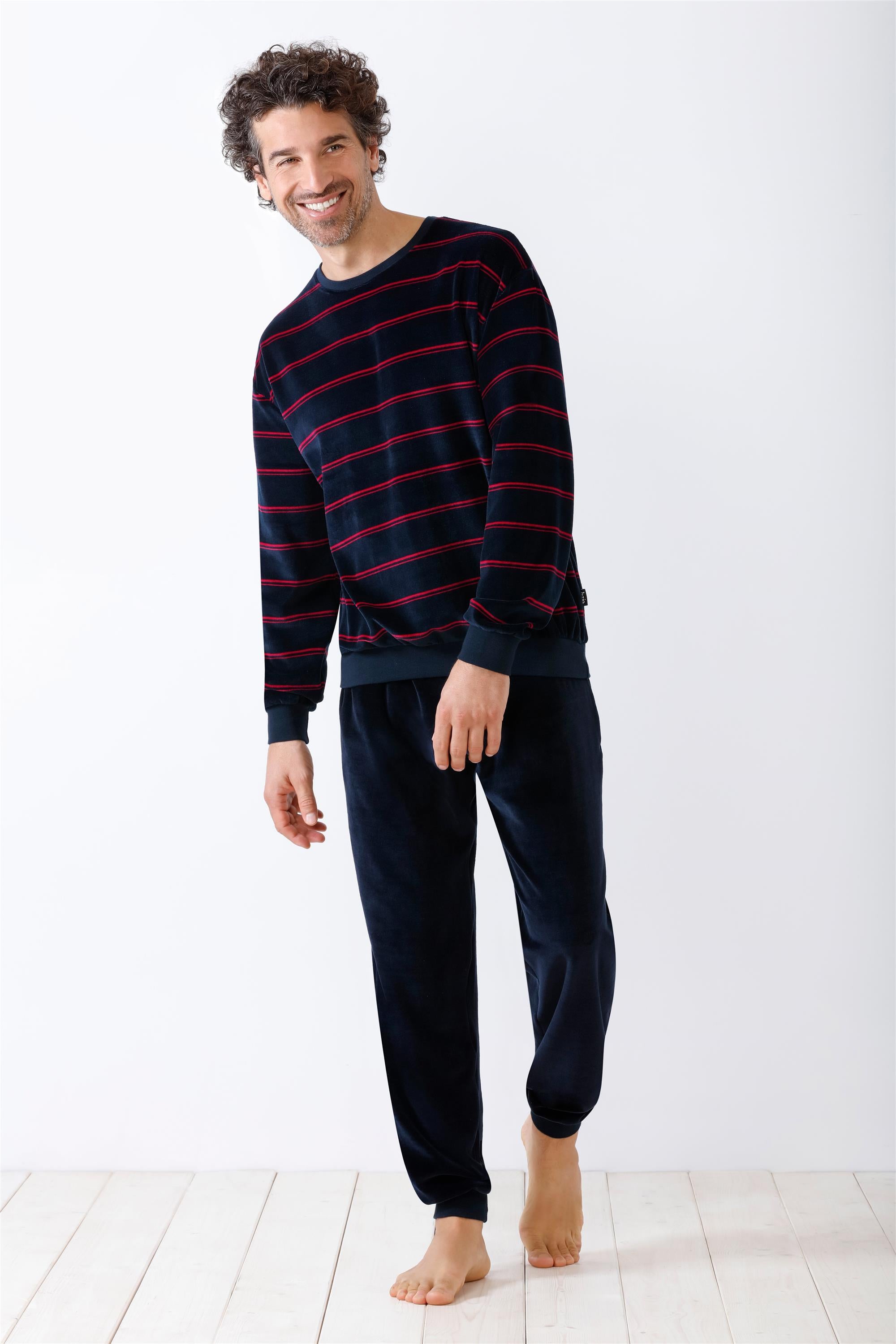 Herren-Loungewear-Set aus dunkelblauem Velours mit roten Querstreifen.