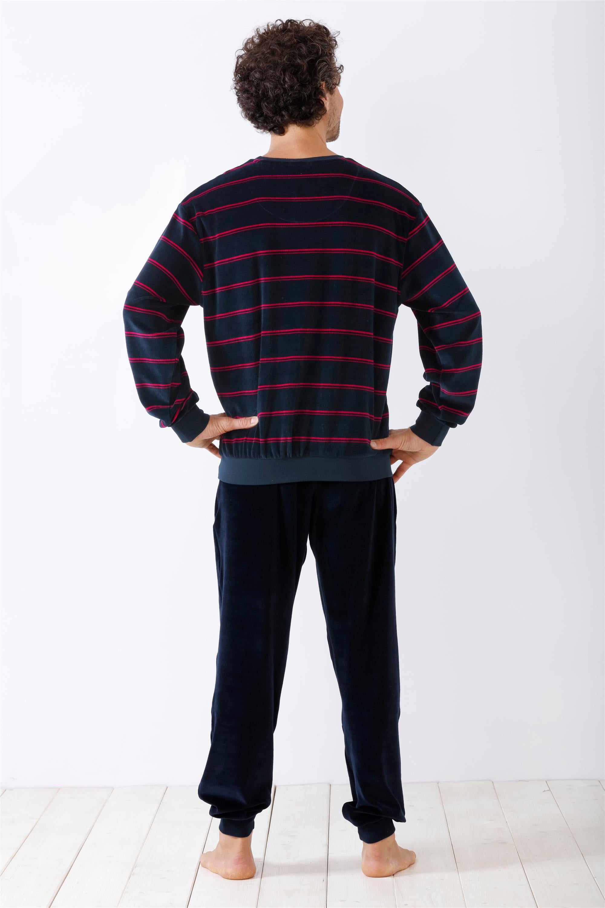 Schwarz-rot gestreiftes langärmeliges Oberteil und marinefarbene Jogginghose für Männer.