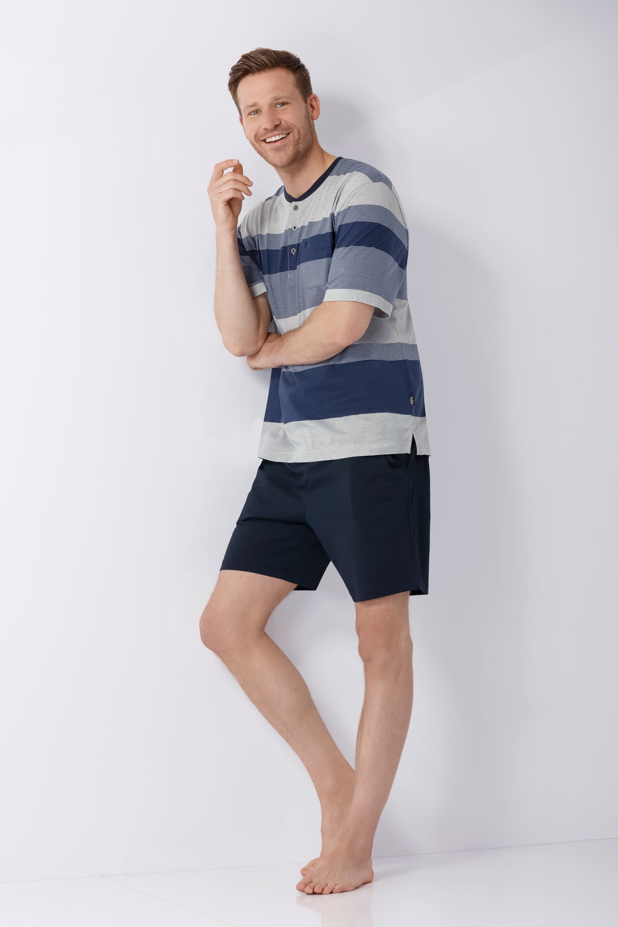 Mann in Klima Komfort® Shorty Schlafanzug: gestreiftes Henley-Shirt, navy Shorts