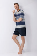 Mann in Klima Komfort® Shorty Schlafanzug: gestreiftes Henley-Shirt, navy Shorts