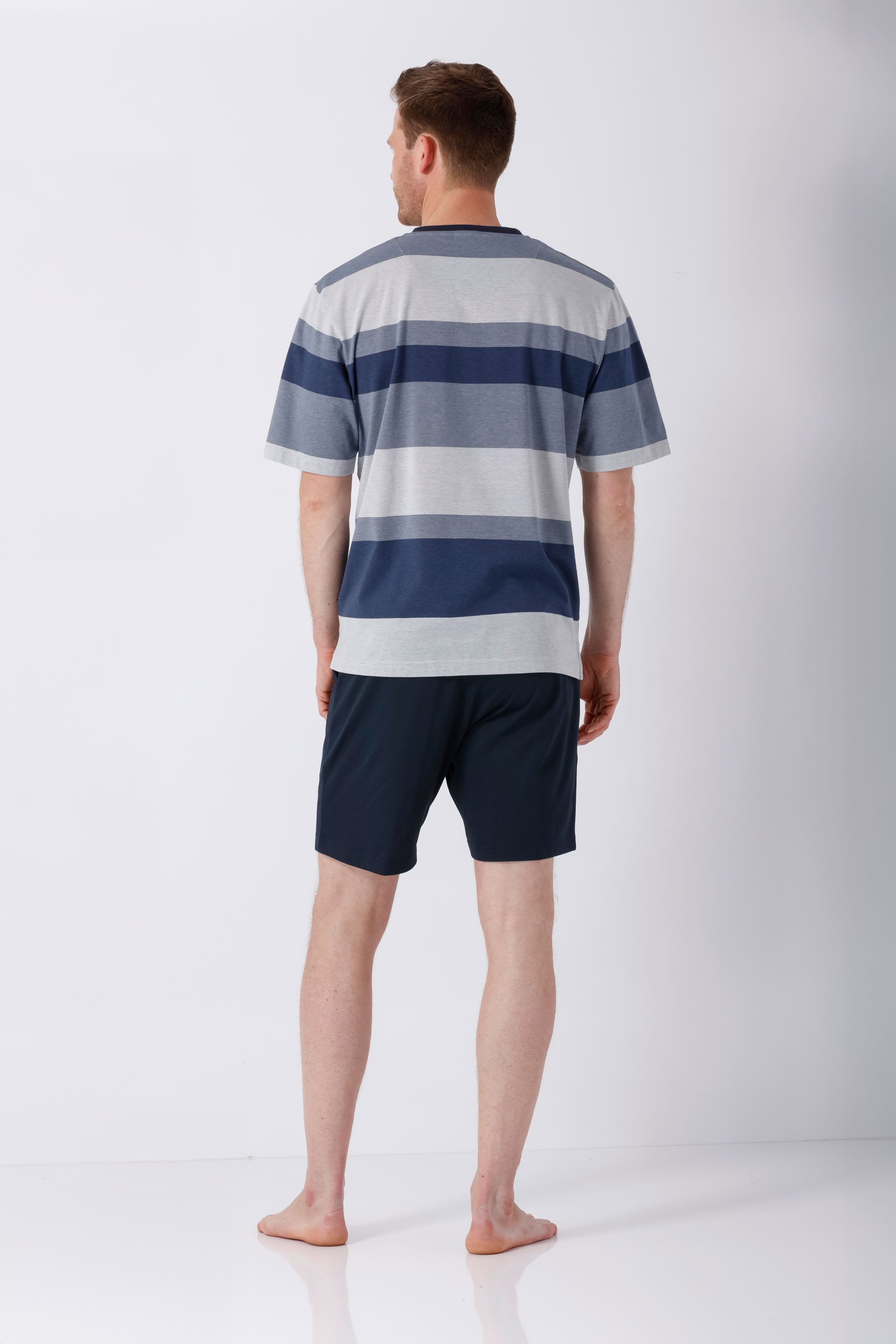 Mann in Klima Komfort® Shorty Schlafanzug mit gestreiftem T-Shirt