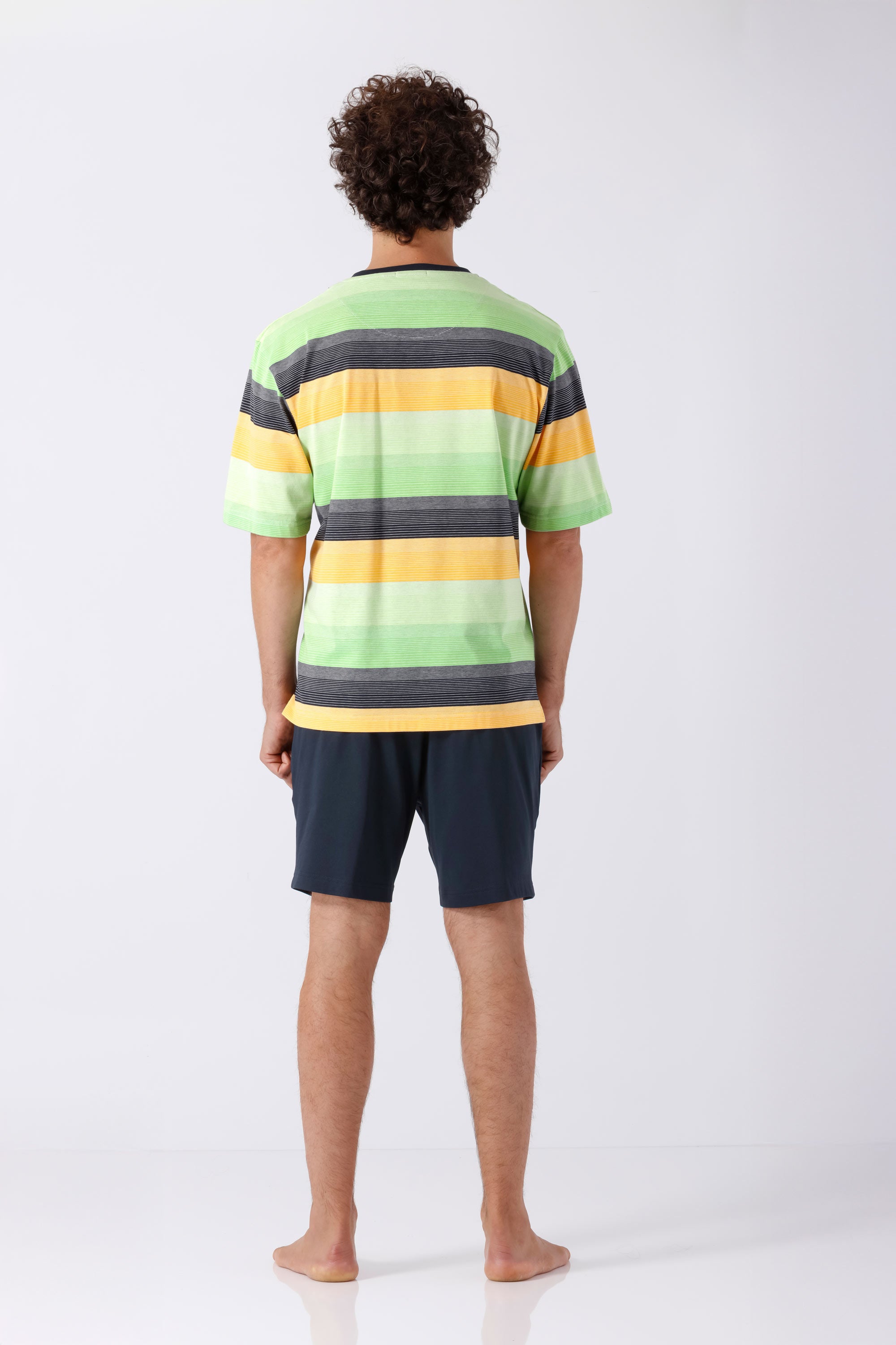 Mann in Klima Komfort Schlafanzug Shorty, gestreiftes Kurzarmshirt