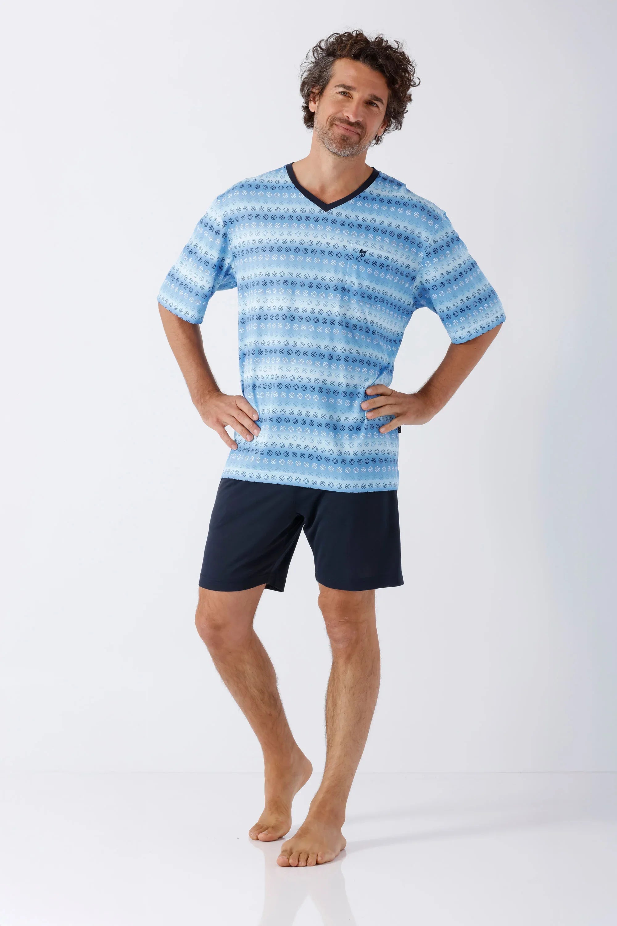 Herren Schlafanzug Shorty Klima-Soft blau-weiß gestreift mit schwarzem V-Ausschnitt