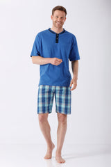 Herren Schlafanzug Shorty Bermuda Premium Cotton, blauer Kurzarm-Top mit schwarzer Knopfleiste und karierten Shorts