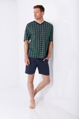Mann in grün-schwarz kariertem Kurzarm-Hemd und blauen Shorts, Herren Schlafanzug Shorty Premium Cotton
