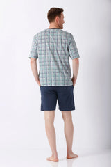 Mann in Klima-Light® Herren Schlafanzug Shorty: hellgrün-weiß kariertes Hemd, marine Shorts